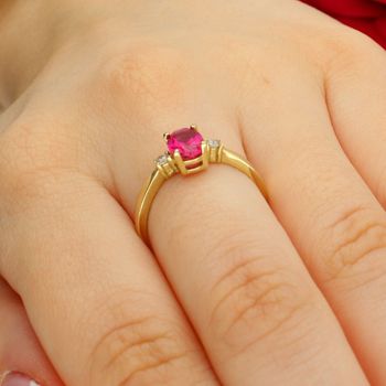 Złoty pierścionek damski z różową cyrkonią i dwoma białymi kamieniami wysoki.jpg